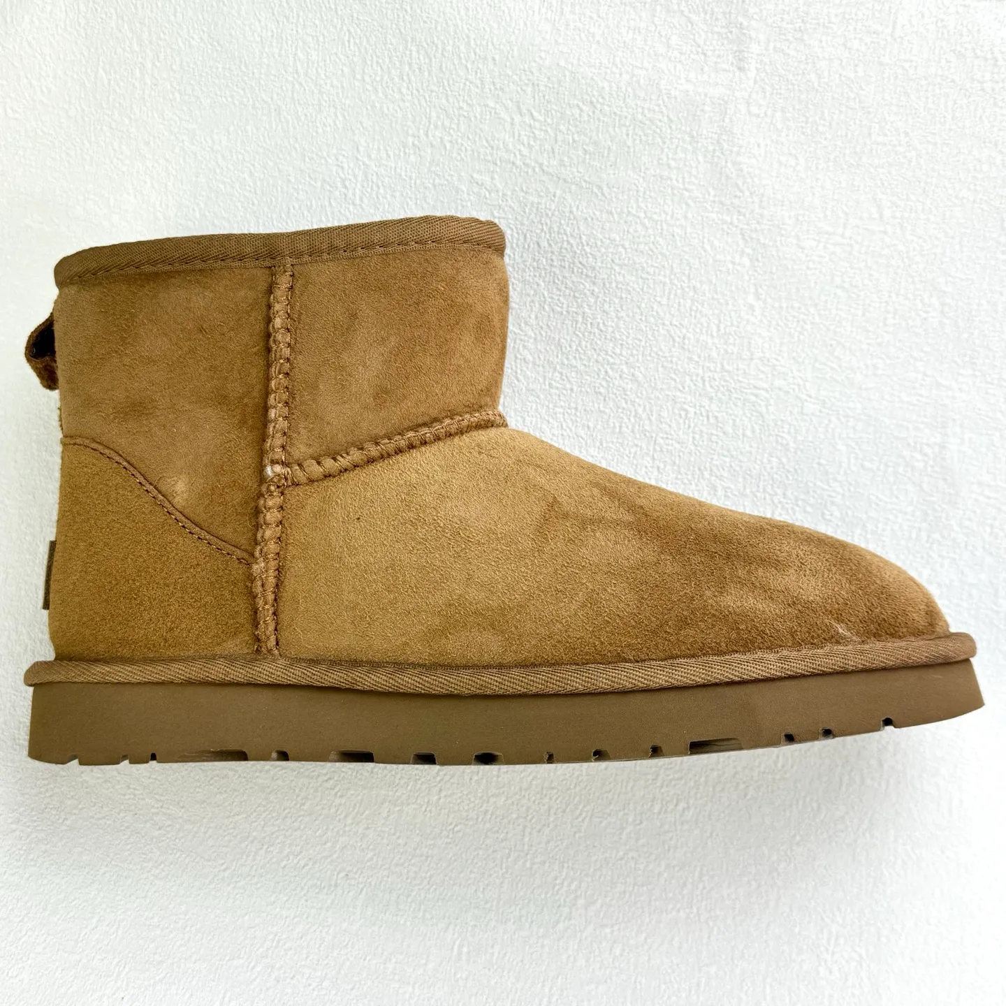 💰360 6222 Classic Mini II Mini classic short boots 2.0 Shoe shaft height: about 14CM Upper: Made of 17mm fur-integrated sheepskin, with a pre-treated water-repellent and anti-fouling coating Insole: 17mm sheepskin insole Sole: Treadlite by UGG™ light wing technology outsole - non-slip, cushioning, wear resistance, and good elasticity Heel: Leather heel label with embossed brand LOGO Size:35 36 37 38 39 40